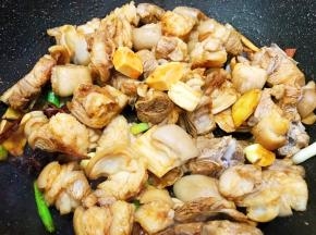 加入腐乳碾碎