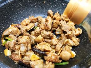 加入料酒翻炒几分钟