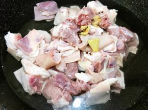 锅里加入羊腩，花椒，姜片，清水
大火烧开后煮一分钟