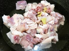 锅里加入羊腩，花椒，姜片，清水
大火烧开后煮一分钟