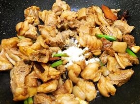 加入少许盐和鸡粉调味