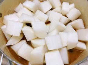 加入白萝卜，再小火焖20分钟即可