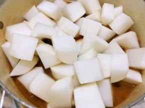 加入白萝卜，再小火焖20分钟即可