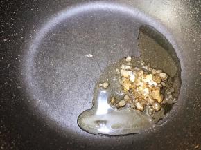 锅里加入花生油和碎冰糖