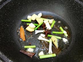 加入八角，桂皮，花椒，蒜白，姜蒜