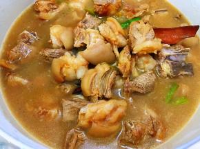 转入炖锅里加入清水
大火煮开后转小火焖40分钟