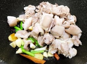 加入羊腩大火翻炒几分钟