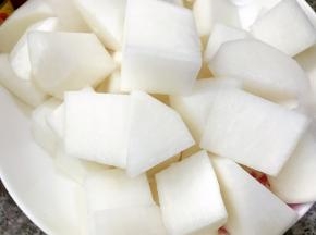 萝卜去皮切块