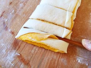 用筷子在中间压一下