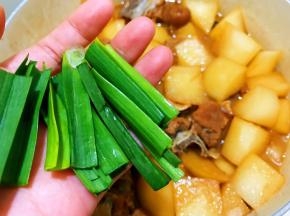 出锅前加入青蒜叶