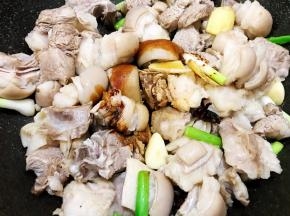加入生抽，老抽