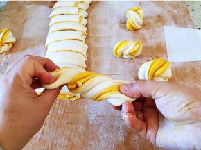 两手捏住两头，拧劲稍微抻长