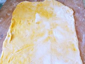 分别擀成薄一些的方形面片，叠加在一起