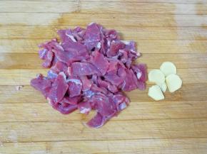 牛肉和生姜分别洗干净切成片。