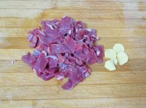 牛肉和生姜分别洗干净切成片。