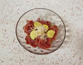 放一勺鸡粉，一勺料酒，倒一点食用油搅拌均匀，腌制15分钟左右。