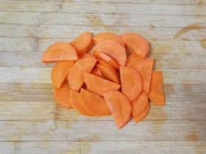 胡萝卜洗干净切成片。