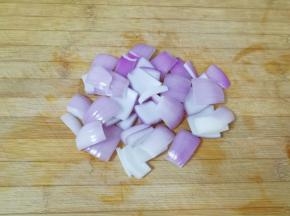 洋葱洗干净切成片。