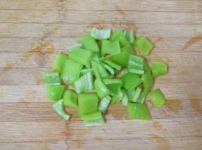 青椒洗干净去籽切成片。