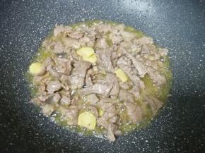 大火快速将牛肉炒熟，盛出备用。