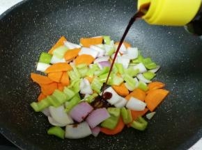 加酱油翻炒1-2分钟。