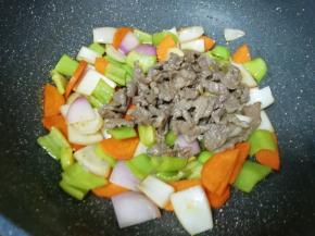 下入炒好的牛肉片翻炒均匀。