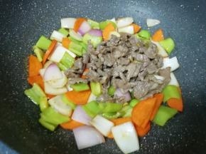 下入炒好的牛肉片翻炒均匀。