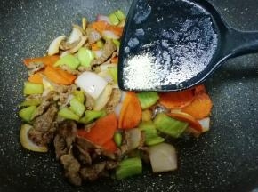 放鸡精翻炒均匀。