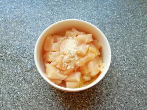 鸡脯肉加入鸡粉和一勺食用油搅拌均匀，腌制10-15分钟。