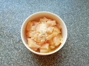 鸡脯肉加入鸡粉和一勺食用油搅拌均匀，腌制10-15分钟。