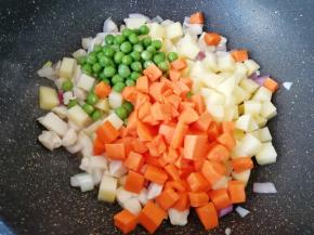 下入土豆、胡萝卜和青豆。