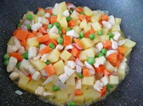 翻炒至土豆变色至透明状。