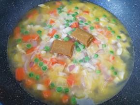 下入两块原味咖喱，用勺子搅拌均匀。