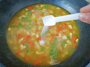 放盐调味，小火煮5分钟左右。