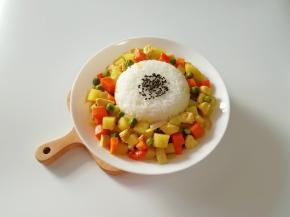 浇上做好的咖喱鸡肉。