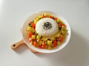 暖暖的咖喱鸡肉饭来了。