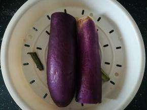 茄子洗净，放入蒸笼中，蒸熟。