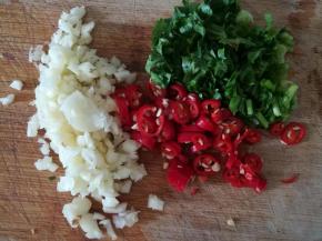 大蒜切碎，小米辣和香菜切小段