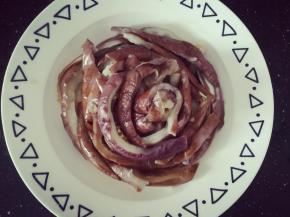 茄子放凉，手撕成条，放入盘中