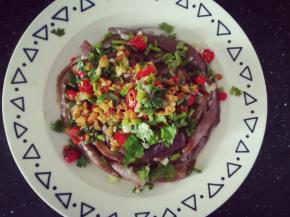 浇上调好的料汁，即可。