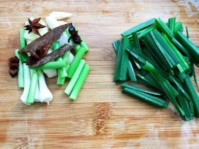 八角，桂皮，干花椒准备好，姜切片，大蒜切半，青蒜分为蒜白和蒜叶