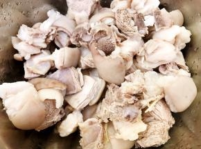 捞出羊腩冲洗干净