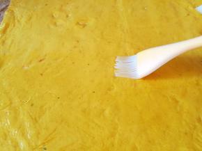 在上面的面片上抹油