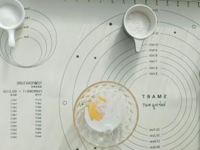 蛋黄加入牛奶搅拌均匀。