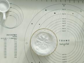 筛入低筋面粉Z字形搅拌均匀。
