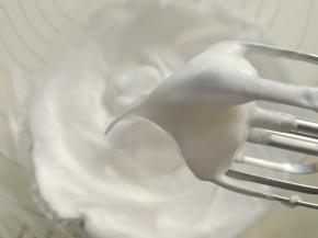 蛋白分三次加细砂糖打发至湿性偏干一点的状态。