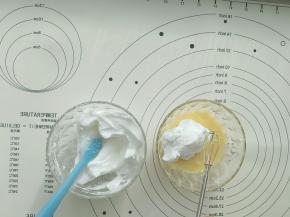 取三分之一的蛋白糊与蛋黄糊翻拌均匀。。