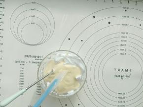 再与剩下的蛋白糊翻拌均匀。