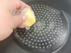 全程开小火，锅温热后在锅里抹上一层黄油。