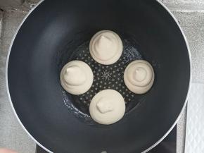 挤上面糊，淋一点水均衡一下锅里的温度，盖上盖子焖2-3分钟。